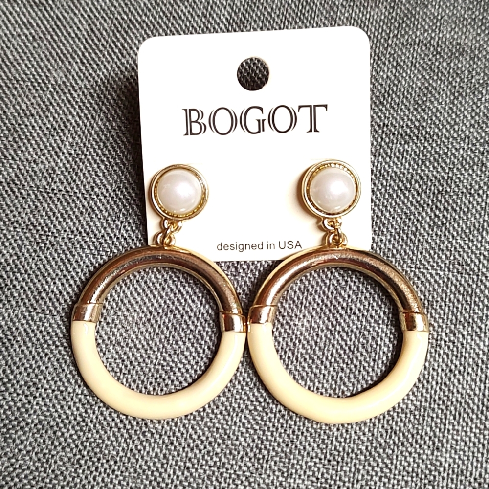 😻 3 For $15 Pearly Gold Tone Stud Style Hoops With Cream Enamel Accents